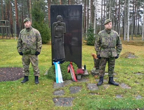 Pyhäinpäivän kunniavartio Karjalaan jääneiden vainajien muistomerkillä 01.11.2025